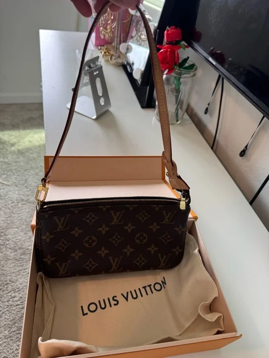 Louis Vuitton Pochette Accessoires Monogram Canvas in Brown and Natural Vachetta - Picture 3 of 9